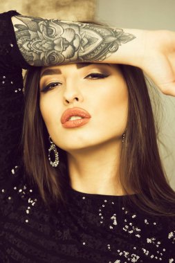 Seksi kız ile şık dövme yandan cilt poz