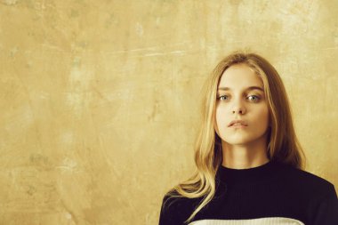 güzel bir yüz ve uzun sarı saçlı genç kız