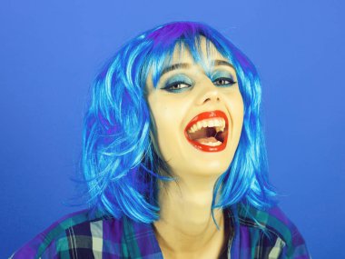 Mavi moda makyaj perukla kadında.