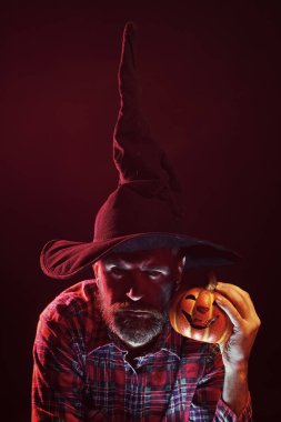 Cadılar Bayramı büyücü kırmızı ışıkta sakallı