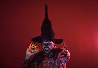 Cadılar Bayramı adam korkutucu yüz ve jack o fener ile