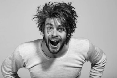 uzun uncombed saçlı şaşırmış adam sabah uyanmak