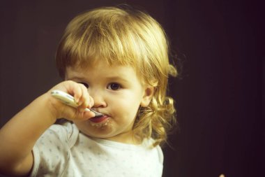 küçük çocuk yemek