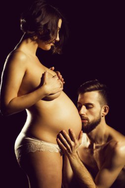 sakallı adam ve çok hamile kadın çıplak yuvarlak karın ile