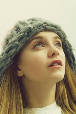 Moda şapkalı sarışın saçlı genç ve güzel kız