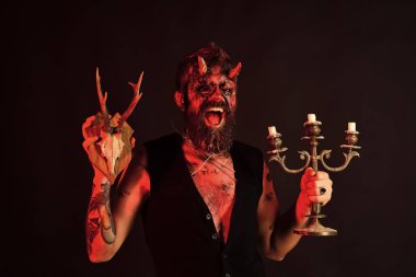 Cadılar Bayramı adam şamdan ve şeytan keçi kafatası ile