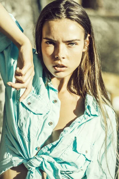 Söt flicka med långa, brunett hår iklädd sexiga, blå tröja — Stockfoto