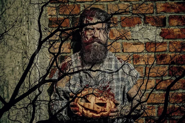 Halloween człowiek z dyni na ścianie z cegły i cement — Zdjęcie stockowe