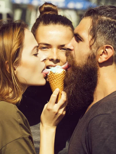 Amigos comiendo sabroso helado cono — Foto de Stock