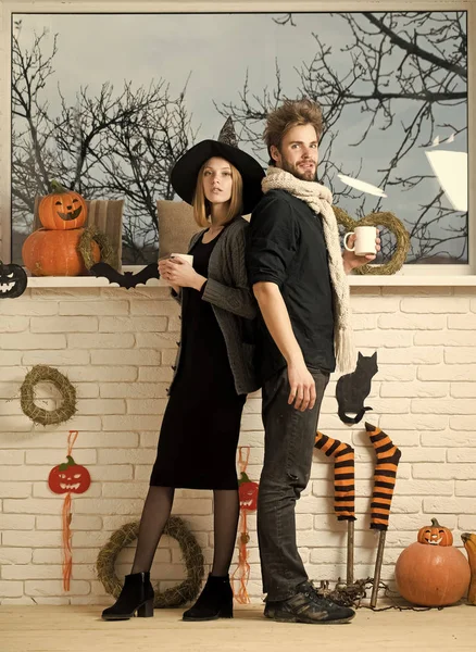 Halloween pár a szerelem állandó-nél ablak — Stock Fotó