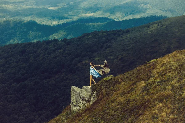 Chica bonita en la pendiente de la montaña — Foto de Stock