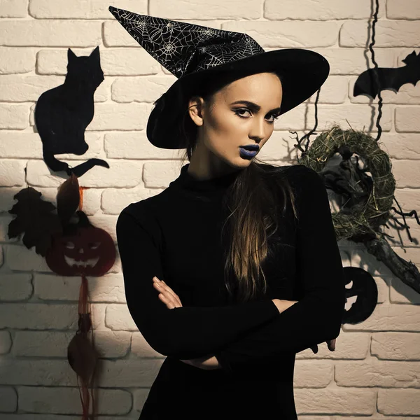Halloween ragazza in cappello da strega e vestiti neri in posa — Foto Stock