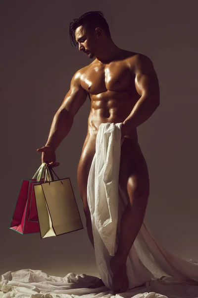 ショッピング バッグで裸の筋肉男 — ストック写真