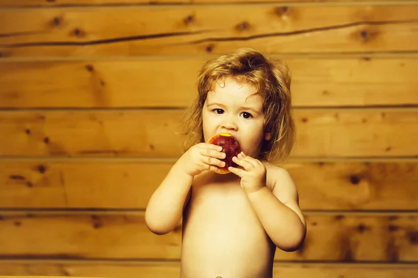 Carino piccolo ragazzo bambino mangiare rosso nettarina — Foto Stock