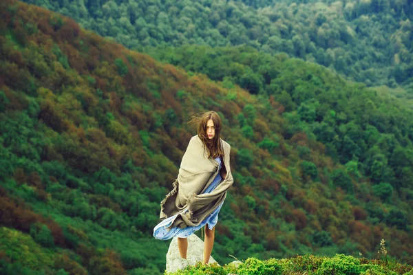 Menina bonita em montanhas verdes — Fotografia de Stock