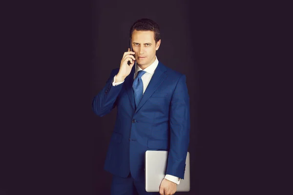 Dizüstü bilgisayar ile telefonda konuşurken Yöneticisi — Stok fotoğraf