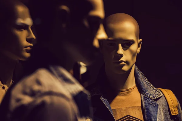 Mannequin ou mannequin avec visage humain imitant la conversation des gens, la mode — Photo