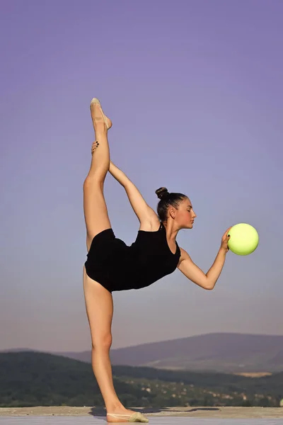 Flexibiliteit in acrobatiek en fitness gezondheid. — Stockfoto