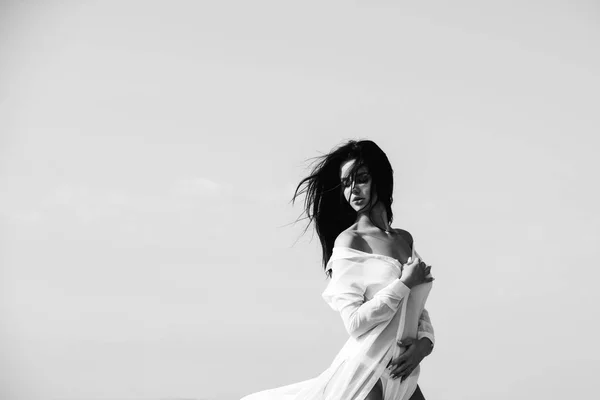 Mulher com cabelo morena e maquiagem fresca . — Fotografia de Stock