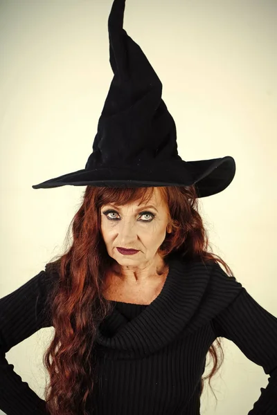 Halloween anciana en sombrero de bruja . — Foto de Stock