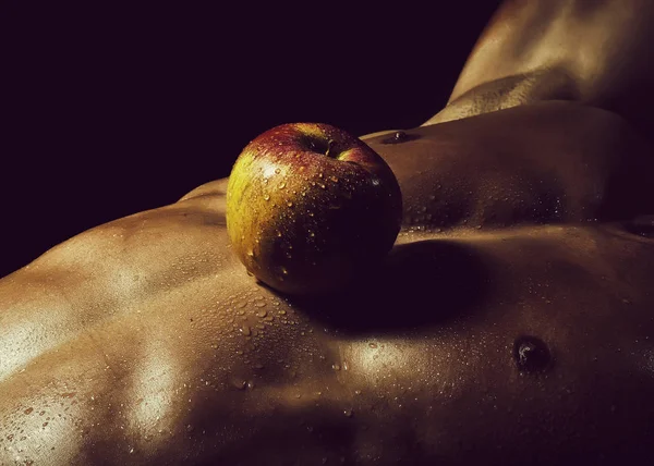 Manzana en el torso masculino — Foto de Stock