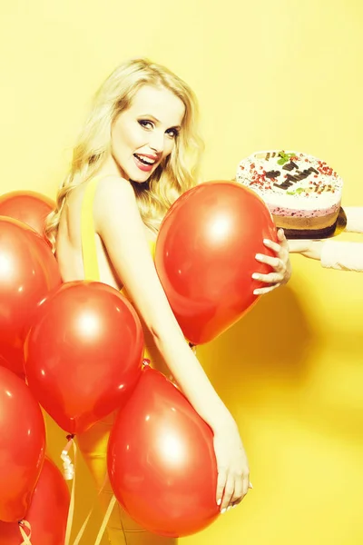 Gelukkige vrouw met cake — Stockfoto