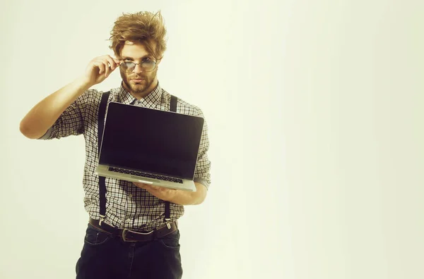 Hombre serio o estudiante en gafas nerd con portátil —  Fotos de Stock