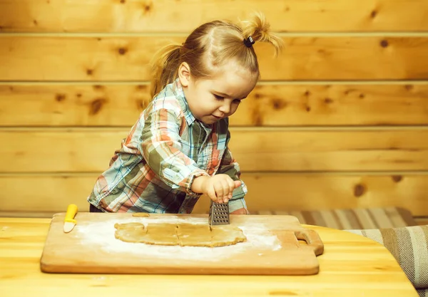 Carino bambino in camicia a scacchi cucina con pasta e farina — Foto Stock