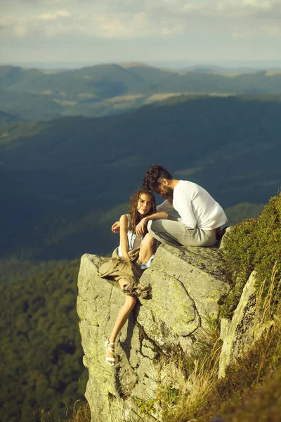 山の上のロマンチックなカップル — ストック写真