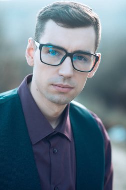 Düşünülmeli, görsel iyileştirme için anti-refle gözlüklü adam. Zavallı görme ve göz sağlık. Optik dükkanında damat iş adamı. Berber salonu hizmetinde berber. Akıllı moda.