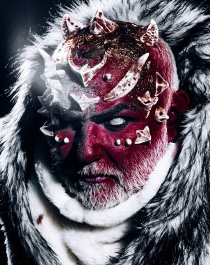 Onun büyü. gizem makyaj koyarak bir büyü Halloween, adam. imkansız kahramanlık tarafından hileler abrakadabra. Komik bir sihirbaz olmak ciddi iştir. bir numara görmek ister.