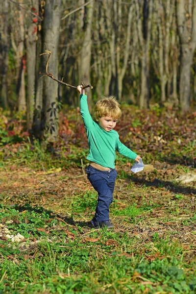 Baby pojke spela i vår park. Bedårande pojke ålder njuta av soliga dag utomhus. En lycklig barndom varar en livstid — Stockfoto