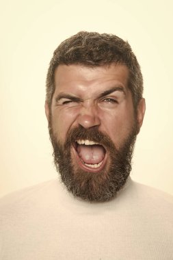 mutlu yüz üzerinde uzun sakallı