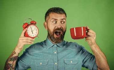 Mutlu adam mulled şarap, yeşil zemin üzerine saat ile.