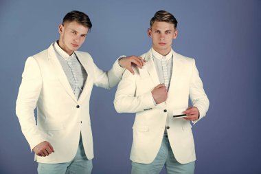 Siyah manyetik şerit ile banka kartı tutan adam