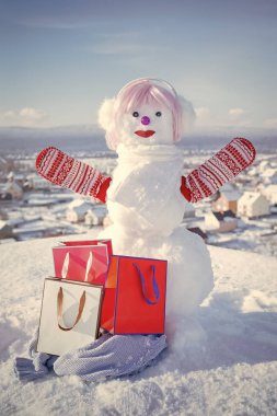 pembe peruk hediye paketi ile yapılan yeni yıl kardan adam