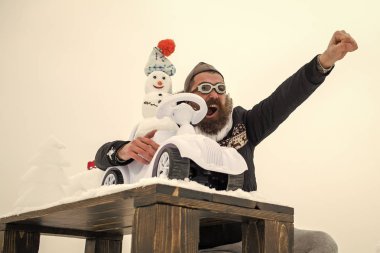 Beyaz gökyüzü üzerinde heyecanlı hipster