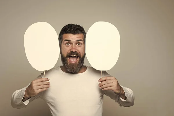 Uomo con lunga barba su felice faccia tenere carta targhetta — Foto Stock