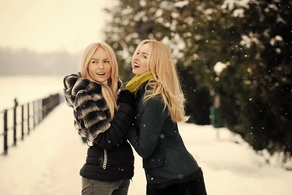 Mujeres con el pelo rubio sonriendo en el paisaje de nieve blanca al aire libre —  Fotos de Stock