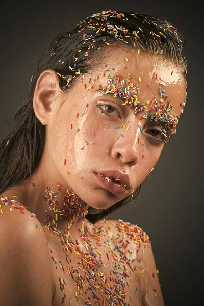 Maquiagem de doce de açúcar beijam-se em lábios. maquiagem de sobremesa doce no corpo e rosto da mulher — Fotografia de Stock