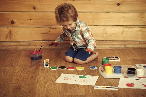 Junge Maler malen auf Holzboden — Stockfoto