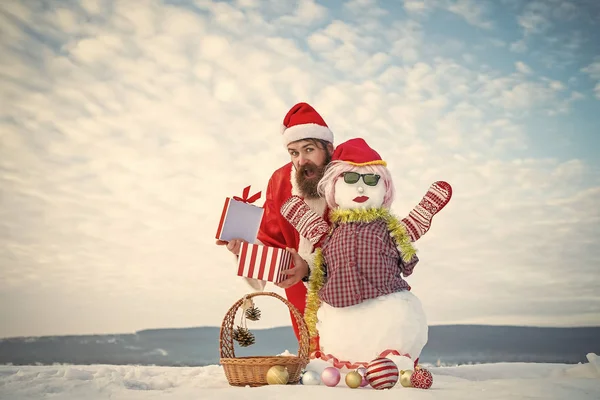 Verrast man aanwezig doos xmas — Stockfoto