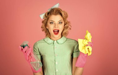 Retro kadın, pembe arka plan temizleyici.