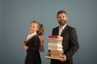 Eğitim ve okul kavramı dön. Okul üniforması giyen kız