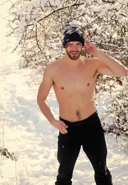 Man die lacht met naakte torso op winterdag — Stockfoto