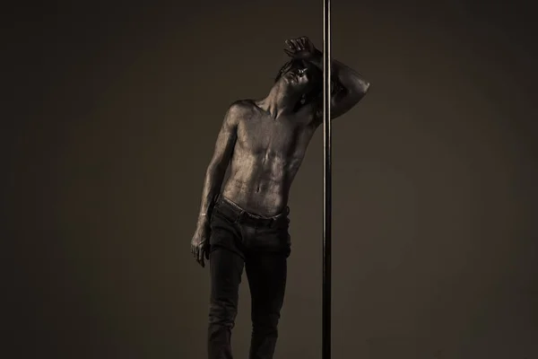 피곤된 댄서 개념입니다. 금속 기둥에 마른 남자. — 스톡 사진