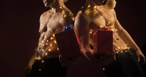 Gemelli Santa con corpo muscoloso in ghirlanda — Foto Stock