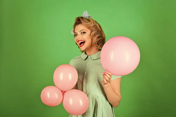 Sexy blond girl with retro makeup hold balloons. — Stock Photo, Image