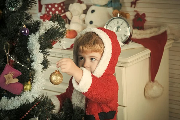 Ano Novo pequeno menino no brinquedo de decoração . — Fotografia de Stock