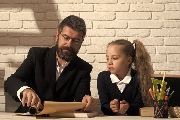 교육 및 가족 관계 개념입니다. 소녀와 교실에서 아버지 — 스톡 사진